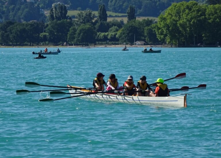 club d’aviron Rhône-Alpes : rameurs en action sur un lac en Rhône-Alpes