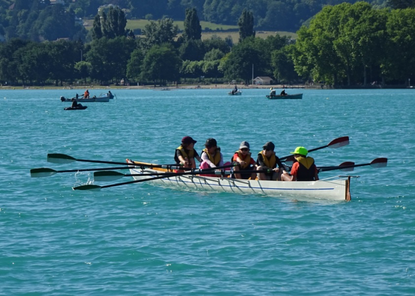 club d’aviron Rhône-Alpes : rameurs en action sur un lac en Rhône-Alpes