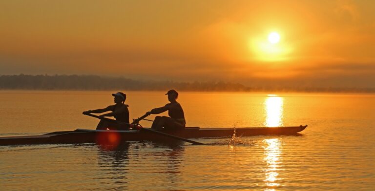 aviron : personne ramer sur un bateau d'aviron sur l'eau calme