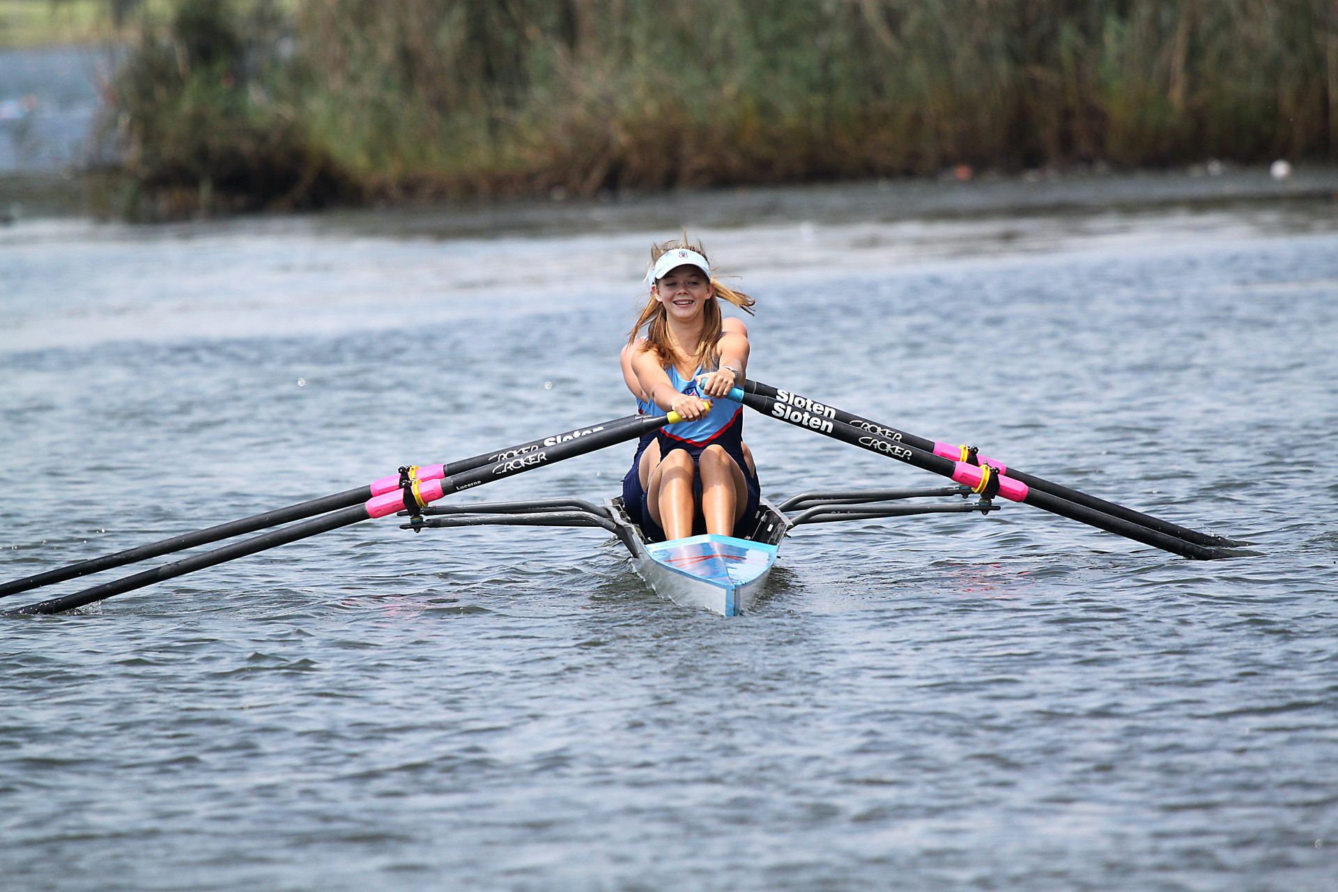 aviron : rameurs en compétition sur un lac en Rhône-Alpes Auvergne