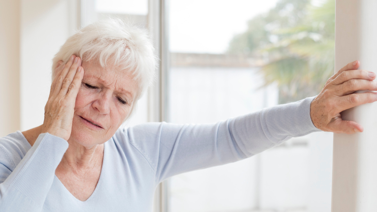 tension à 70 ans : une personne âgée mesurant sa tension artérielle avec un tensiomètre