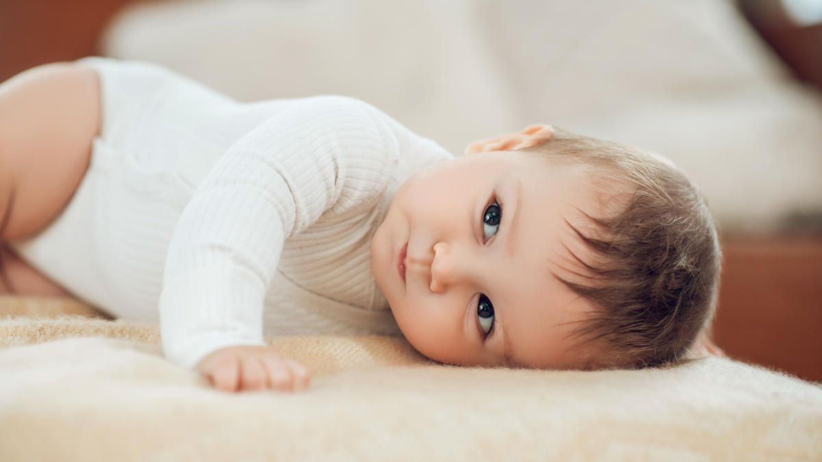 gastro chez bébé : bébé malade avec un thermomètre et des couches