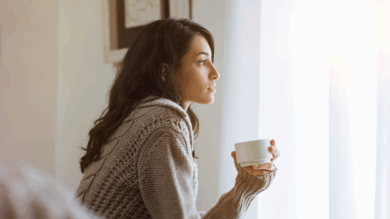 haut potentiel intellectuel : portrait d'un adulte pensif et réfléchi