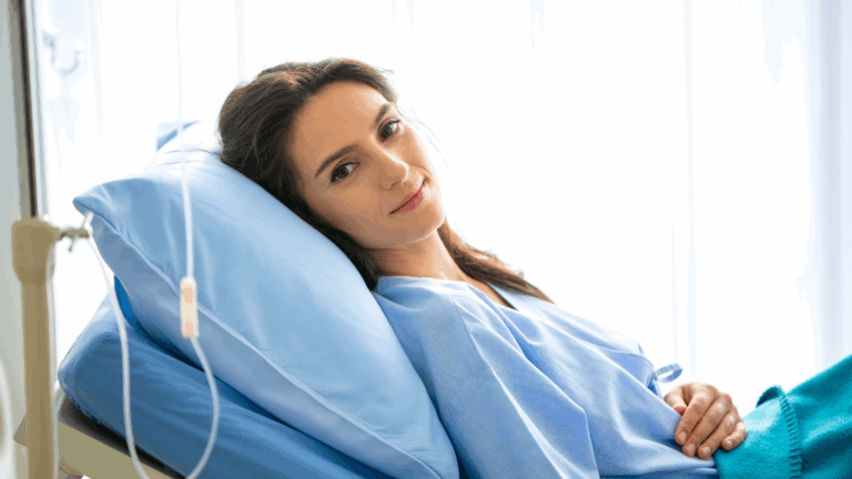frottis : femme effectuant un frottis cervical en consultation médicale
