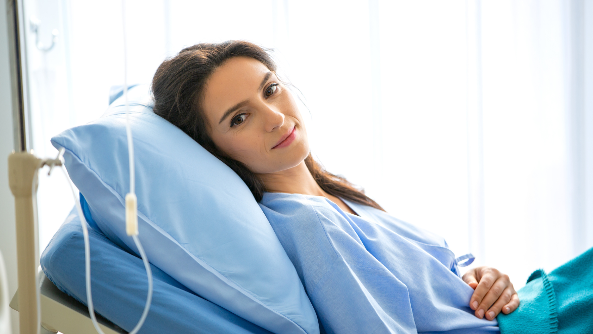 frottis : femme effectuant un frottis cervical en consultation médicale