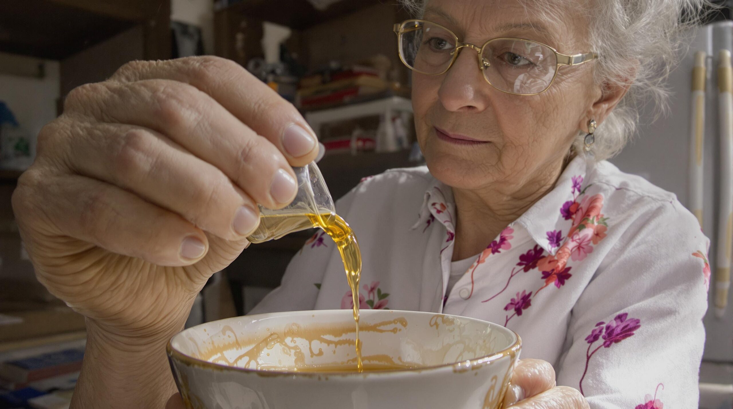 huile essentielle romarin verbénone : flacon d'huile essentielle de romarin avec des feuilles de romarin