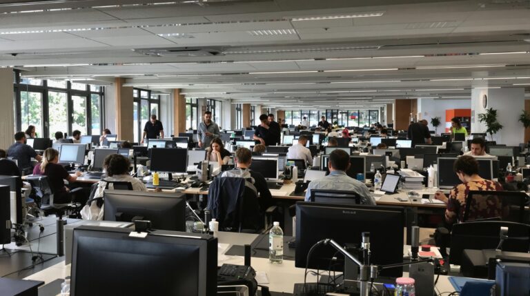 Journée de Solidarité 2025 : illustration de travailleurs solidaires unissant leurs forces