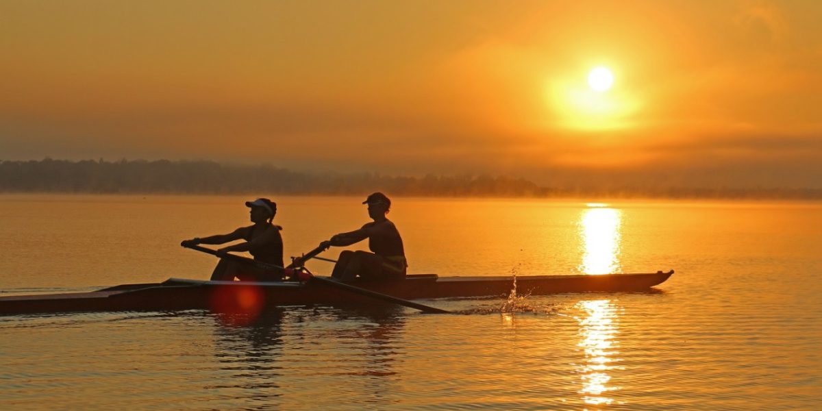 aviron : personne ramer sur un bateau d'aviron sur l'eau calme