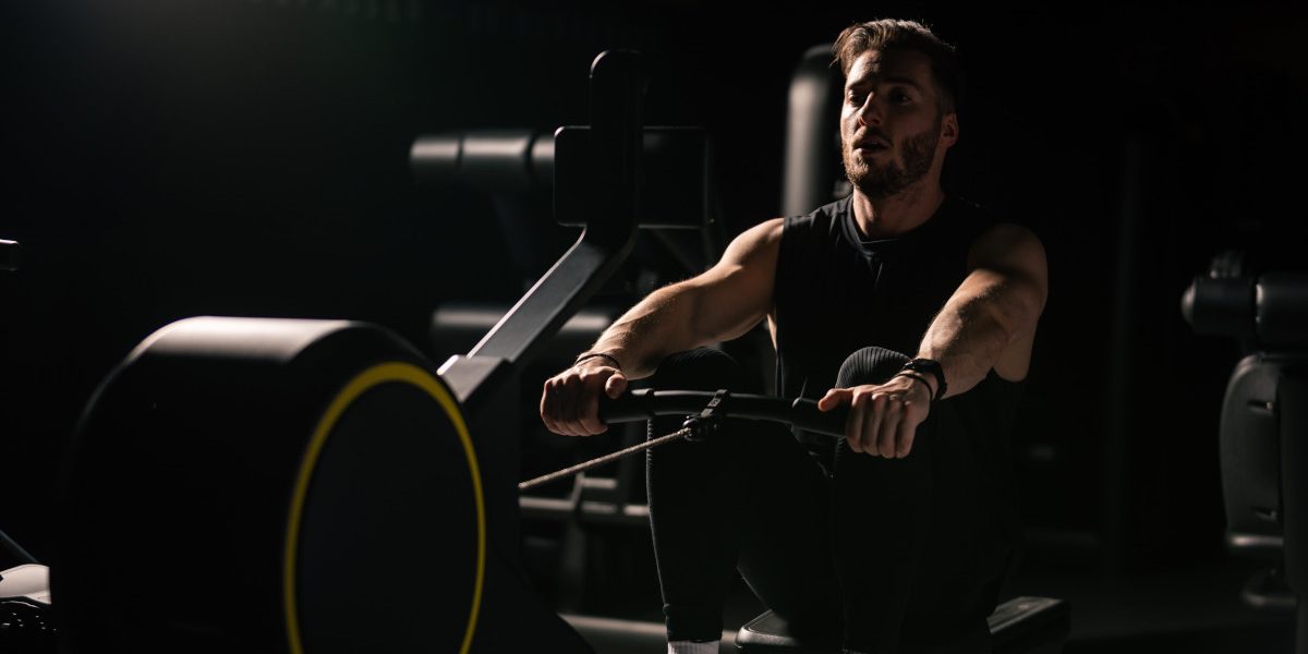 rameur : personne utilisant un rameur pour perdre du ventre et affiner la taille