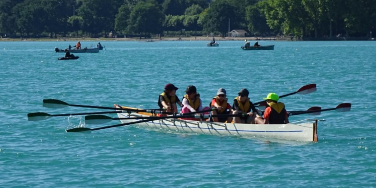 club d’aviron Rhône-Alpes : rameurs en action sur un lac en Rhône-Alpes