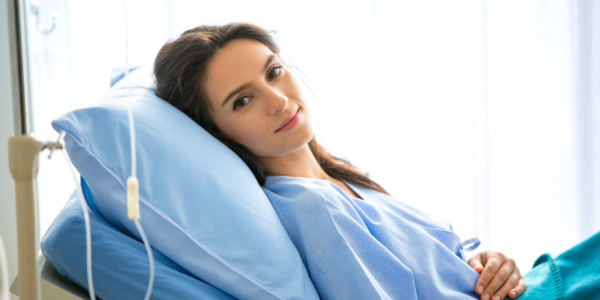 frottis : femme effectuant un frottis cervical en consultation médicale