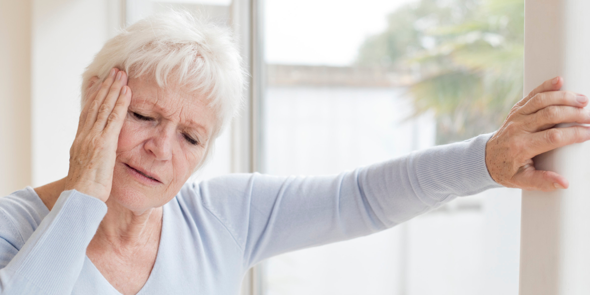 tension à 70 ans : une personne âgée mesurant sa tension artérielle avec un tensiomètre