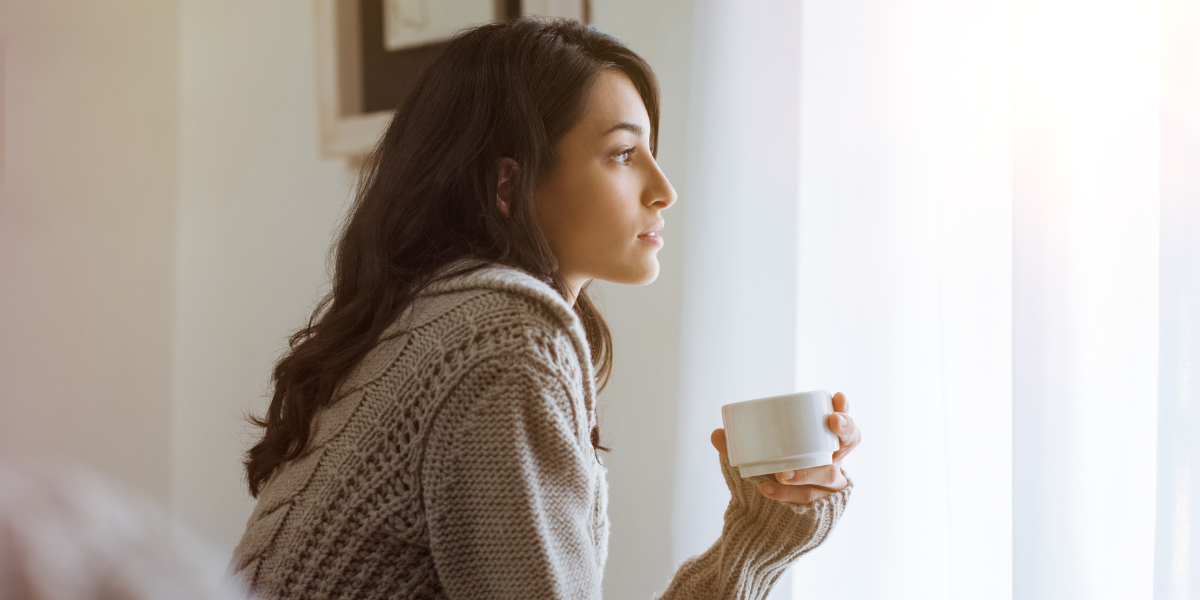 haut potentiel intellectuel : portrait d'un adulte pensif et réfléchi