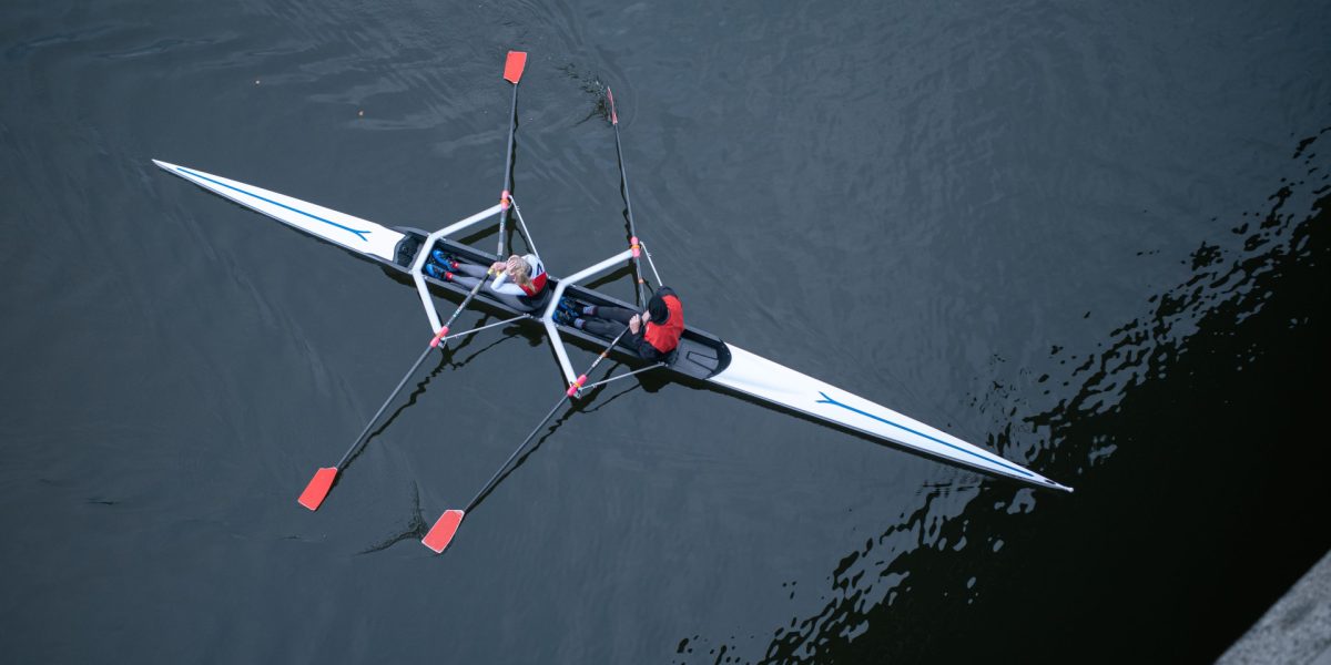 aviron : rameurs en compétition sur une embarcation en Rhône-Alpes Auvergne