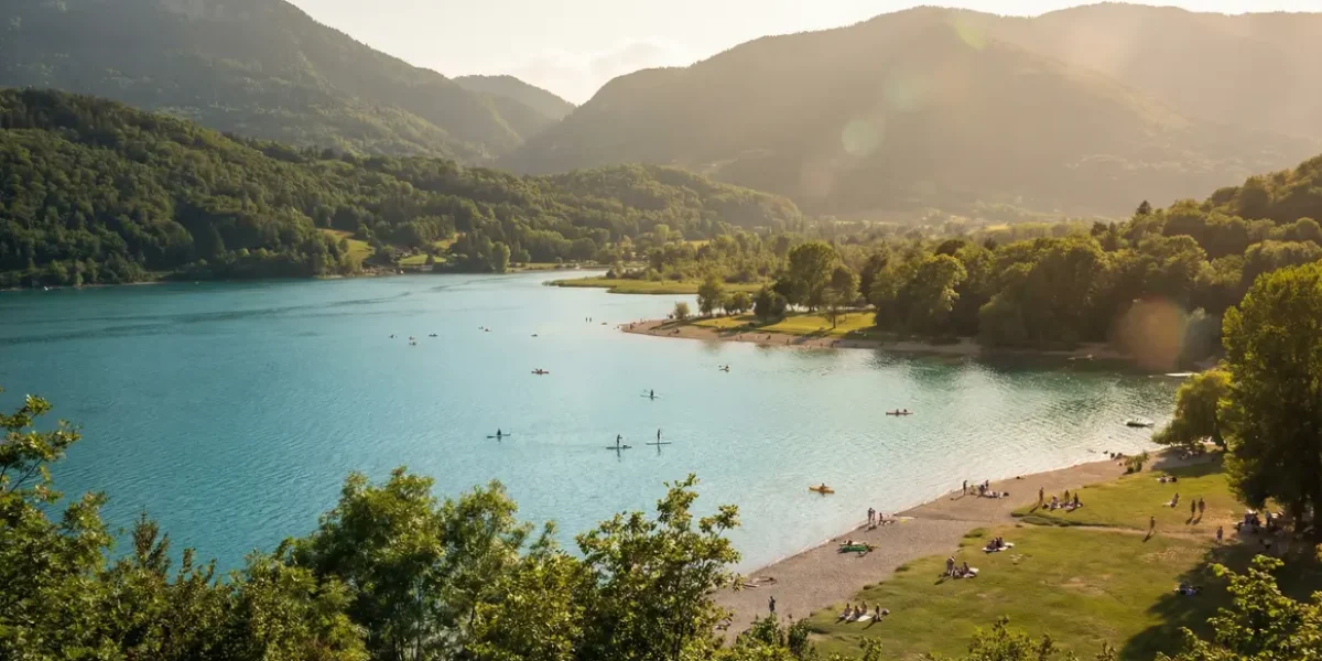 Vue panoramique lac d'Annecy sportifs familles été