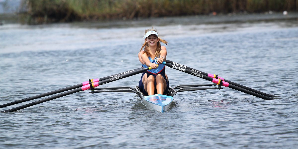 aviron : rameurs en compétition sur un lac en Rhône-Alpes Auvergne