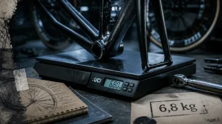 Poids vélo Tour de France 6,8 kg, contrôle UCI sur balance