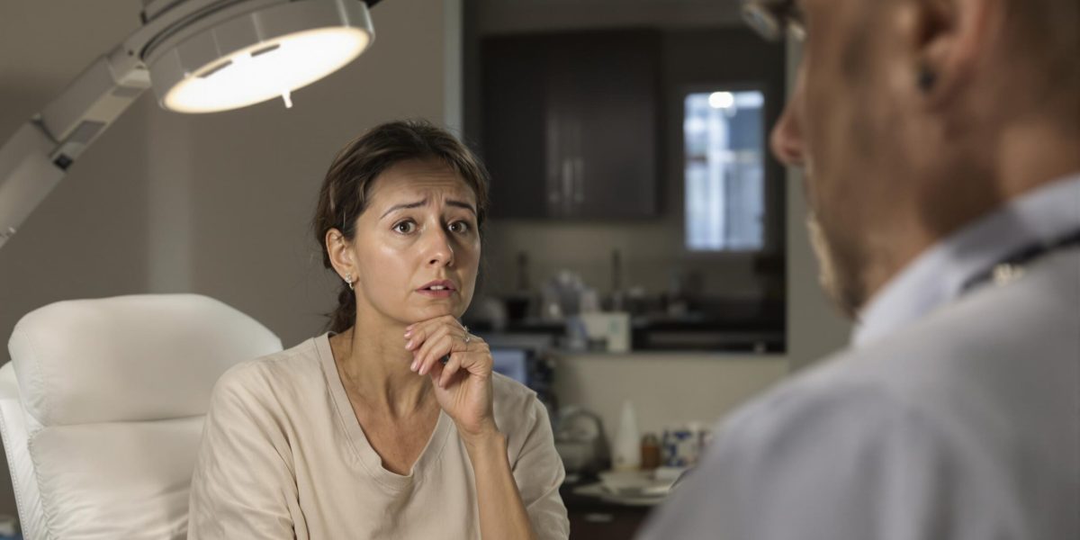 consultation médicale : patient discutant clairement avec son médecin dans un cabinet