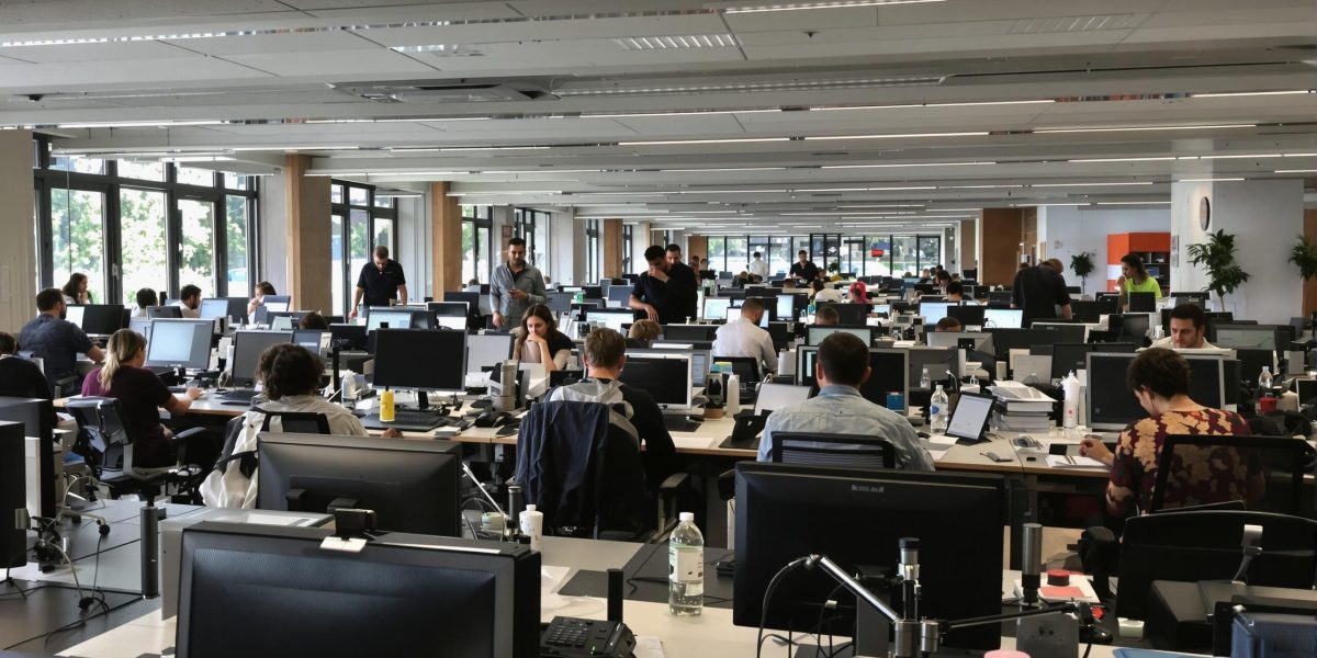 Journée de Solidarité 2025 : illustration de travailleurs solidaires unissant leurs forces